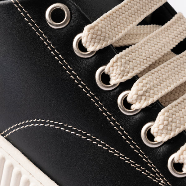Sneakers in Pelle con Punta e Suola a Contrasto – Colore Nero