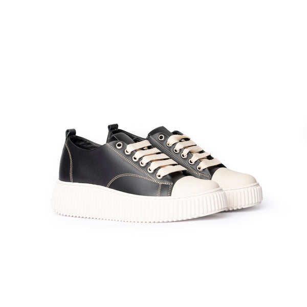 Sneakers in Pelle con Punta e Suola a Contrasto – Colore Nero