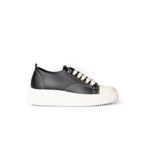 Sneakers in Pelle con Punta e Suola a Contrasto – Colore Nero