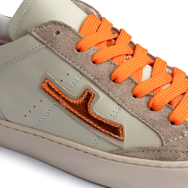Sneaker in pelle avorio con dettagli oro e lacci arancioni Donna