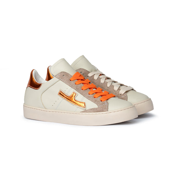 Sneaker in pelle avorio con dettagli oro e lacci arancioni Donna