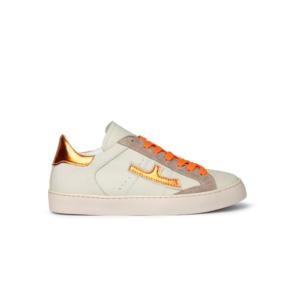 Sneaker in pelle avorio con dettagli oro e lacci arancioni Donna