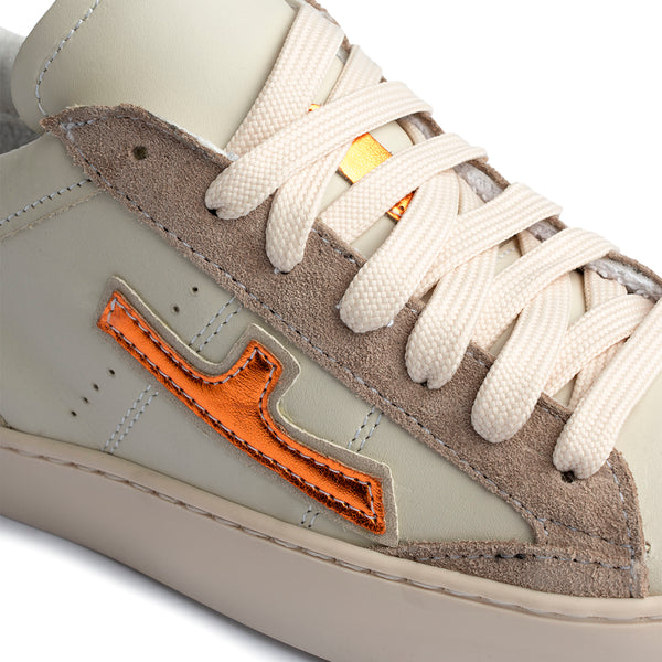 Sneaker in pelle avorio con dettagli oro Donna