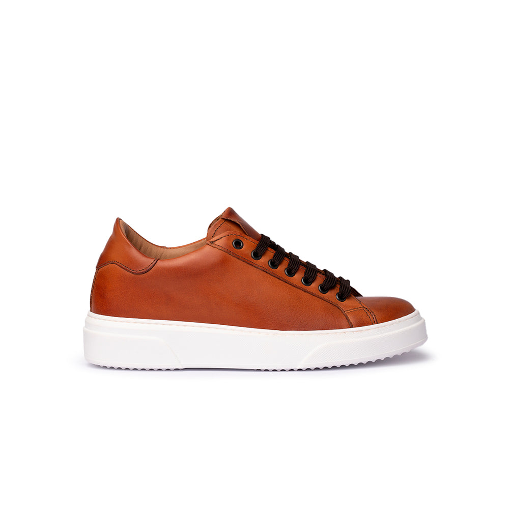 Sneaker in Pelle Cuoio con Suola Bianca – Cuoio
