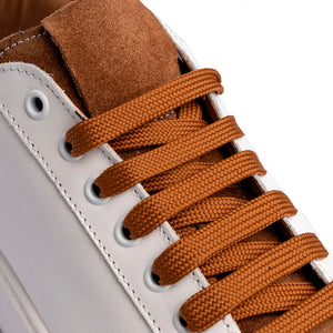 Sneaker in Pelle Bianca e Camoscio Cuoio con Suola Bianca – Bianco/Cuoio