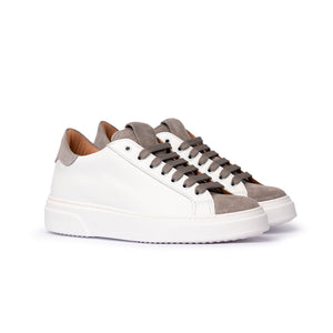 Sneaker in Pelle Bianca e Camoscio Grigio con Suola Bianca – Bianco/Grigio