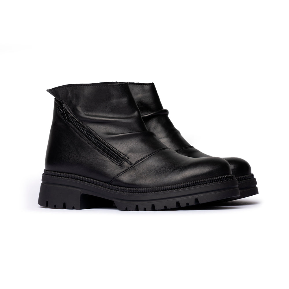 Stivaletto con zip laterale obliqua in pelle nera