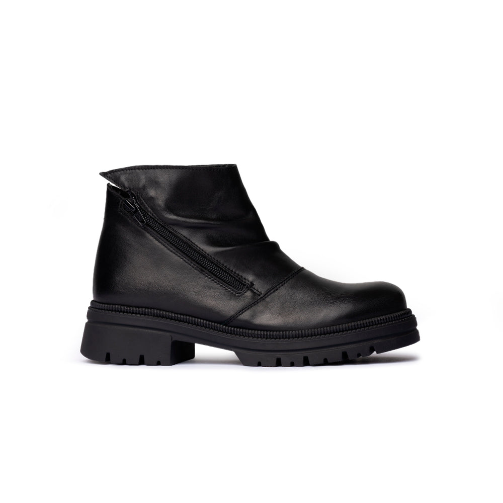 Stivaletto con zip laterale obliqua in pelle nera