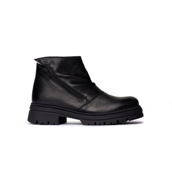 Stivaletto con zip laterale obliqua in pelle nera