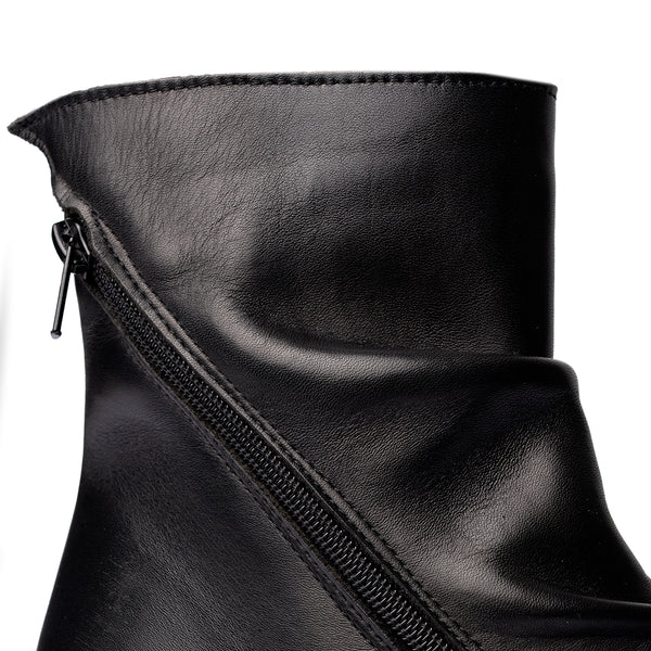 Stivaletto alto in pelle nera con zip diagonale