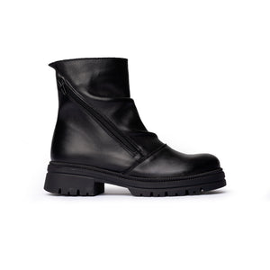Stivaletto alto in pelle nera con zip diagonale