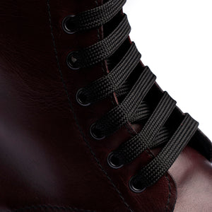 Stivaletto stringato in pelle bordeaux con suola liscia e linguetta posteriore