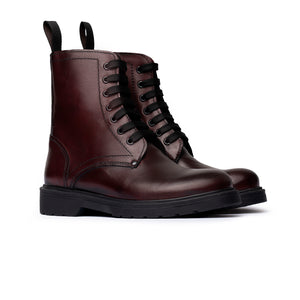 Stivaletto stringato in pelle bordeaux con suola liscia e linguetta posteriore