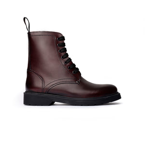 Stivaletto stringato in pelle bordeaux con suola liscia e linguetta posteriore